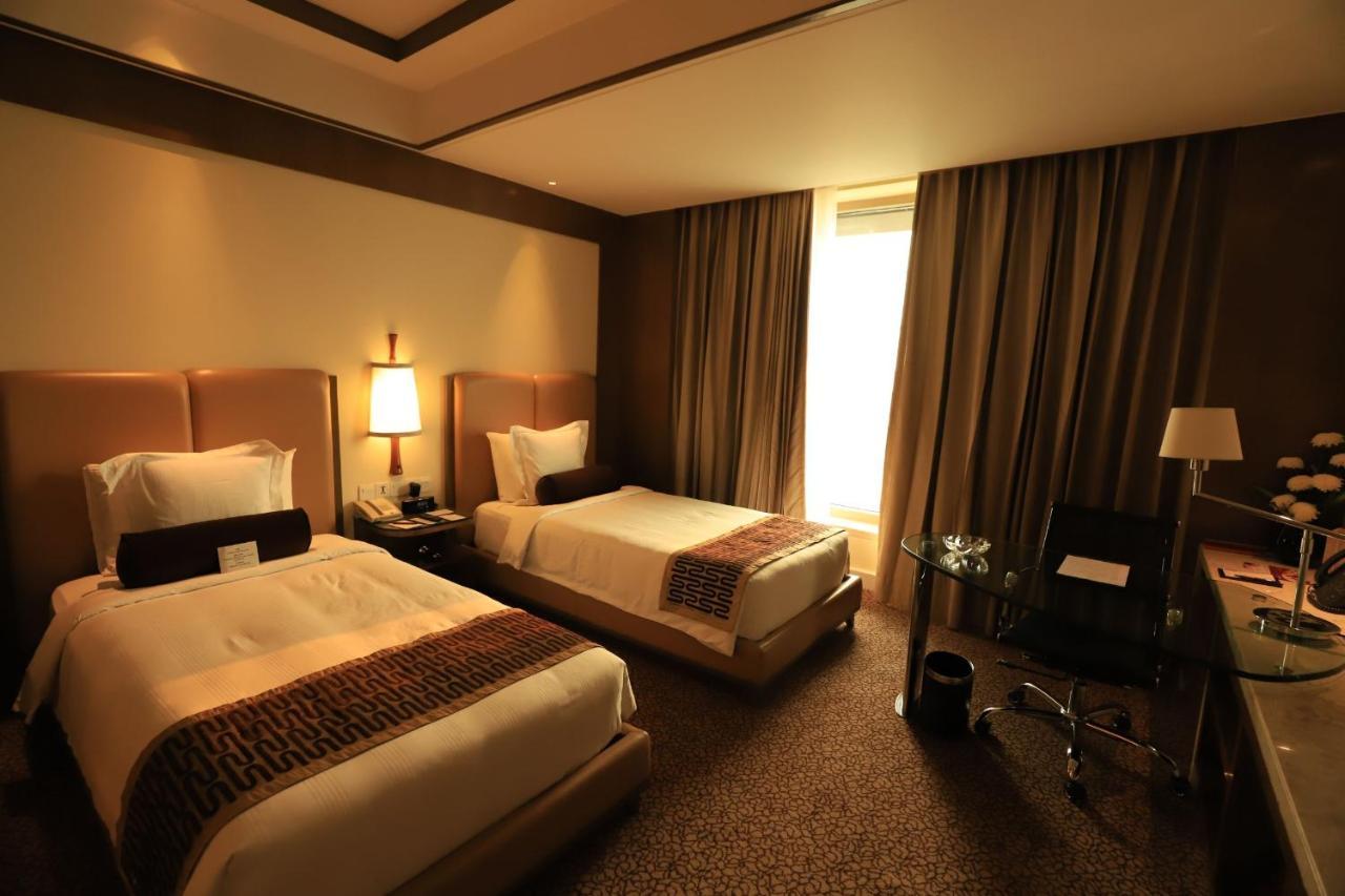 Crowne Plaza New Delhi Okhla By Ihg Nova Deli Exterior foto A room at the hotel