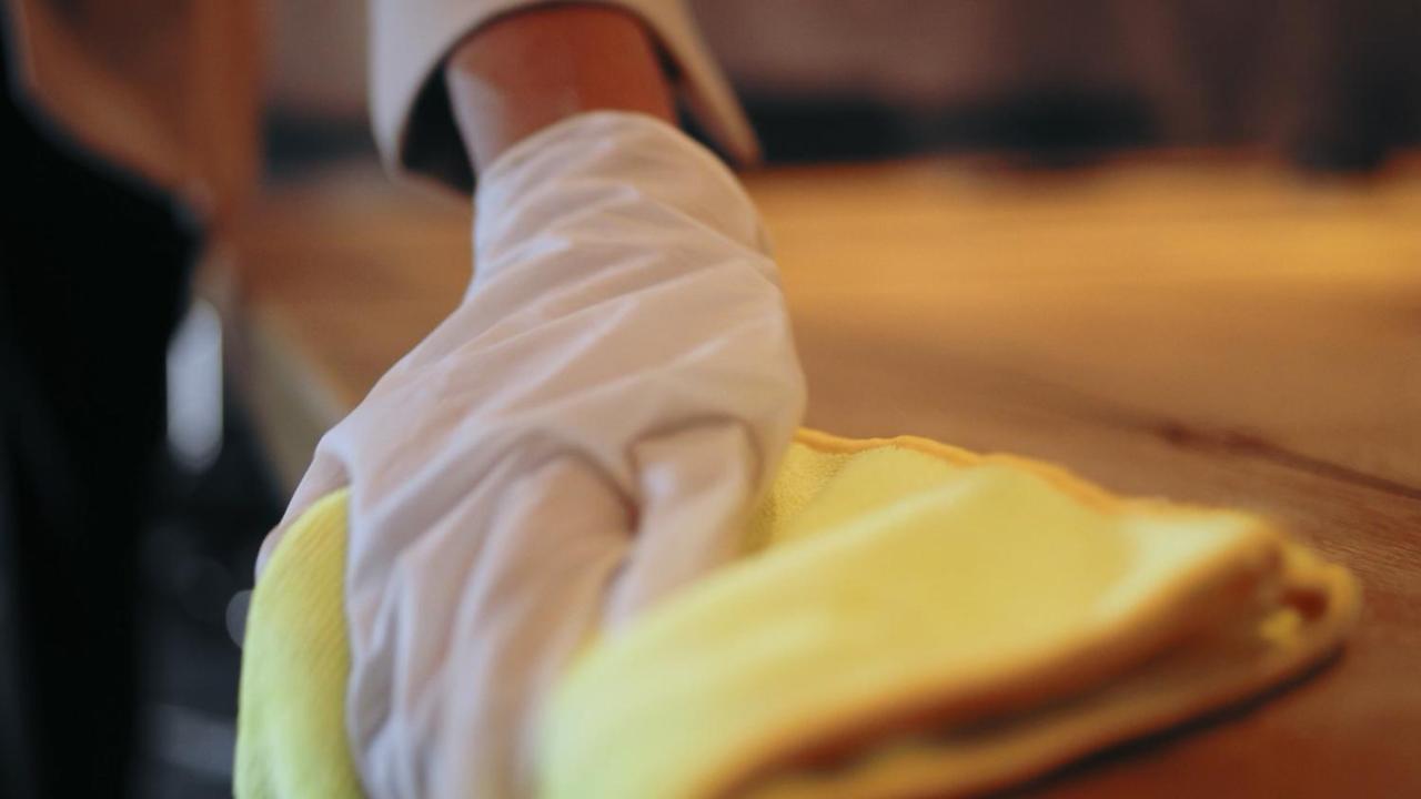 Crowne Plaza New Delhi Okhla By Ihg Nova Deli Exterior foto A person receiving a shiatsu massage