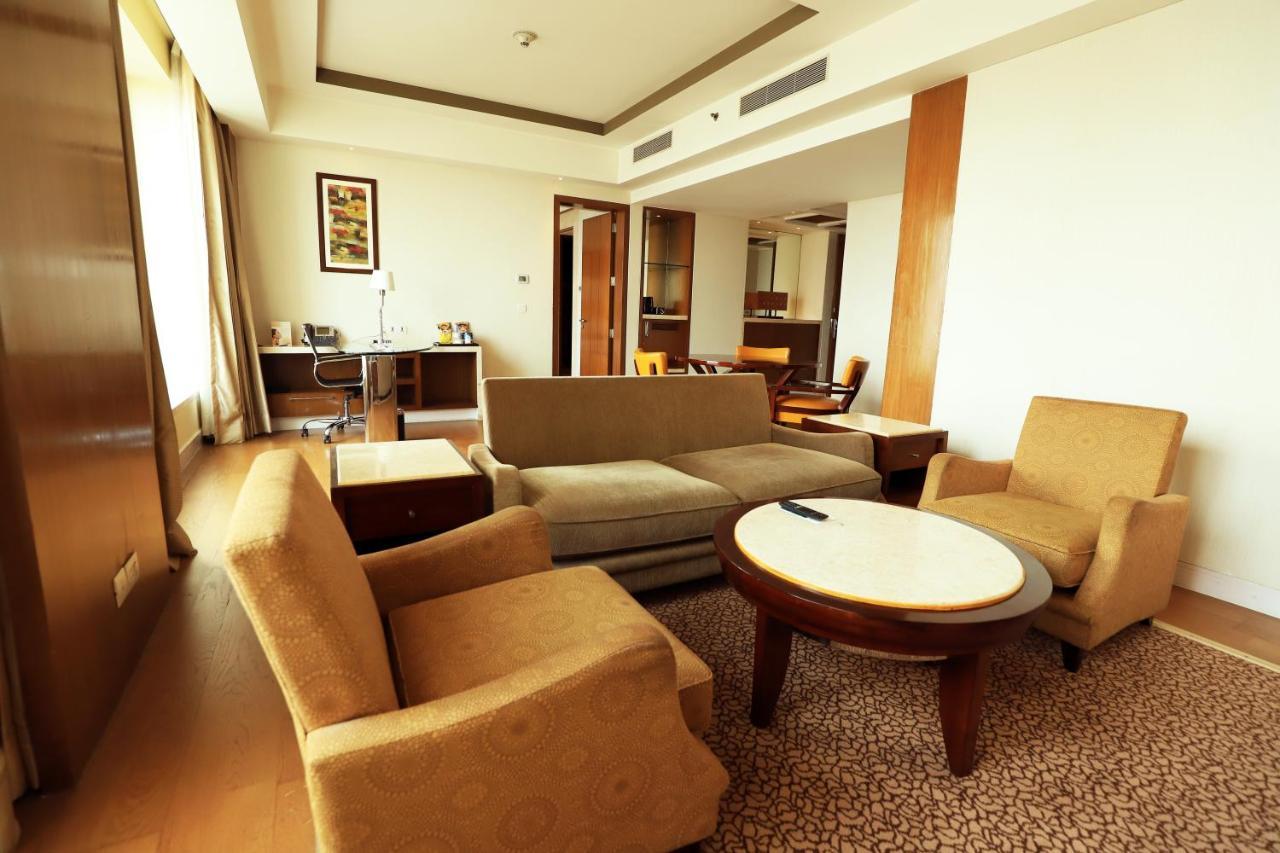 Crowne Plaza New Delhi Okhla By Ihg Nova Deli Exterior foto A suite at the hotel
