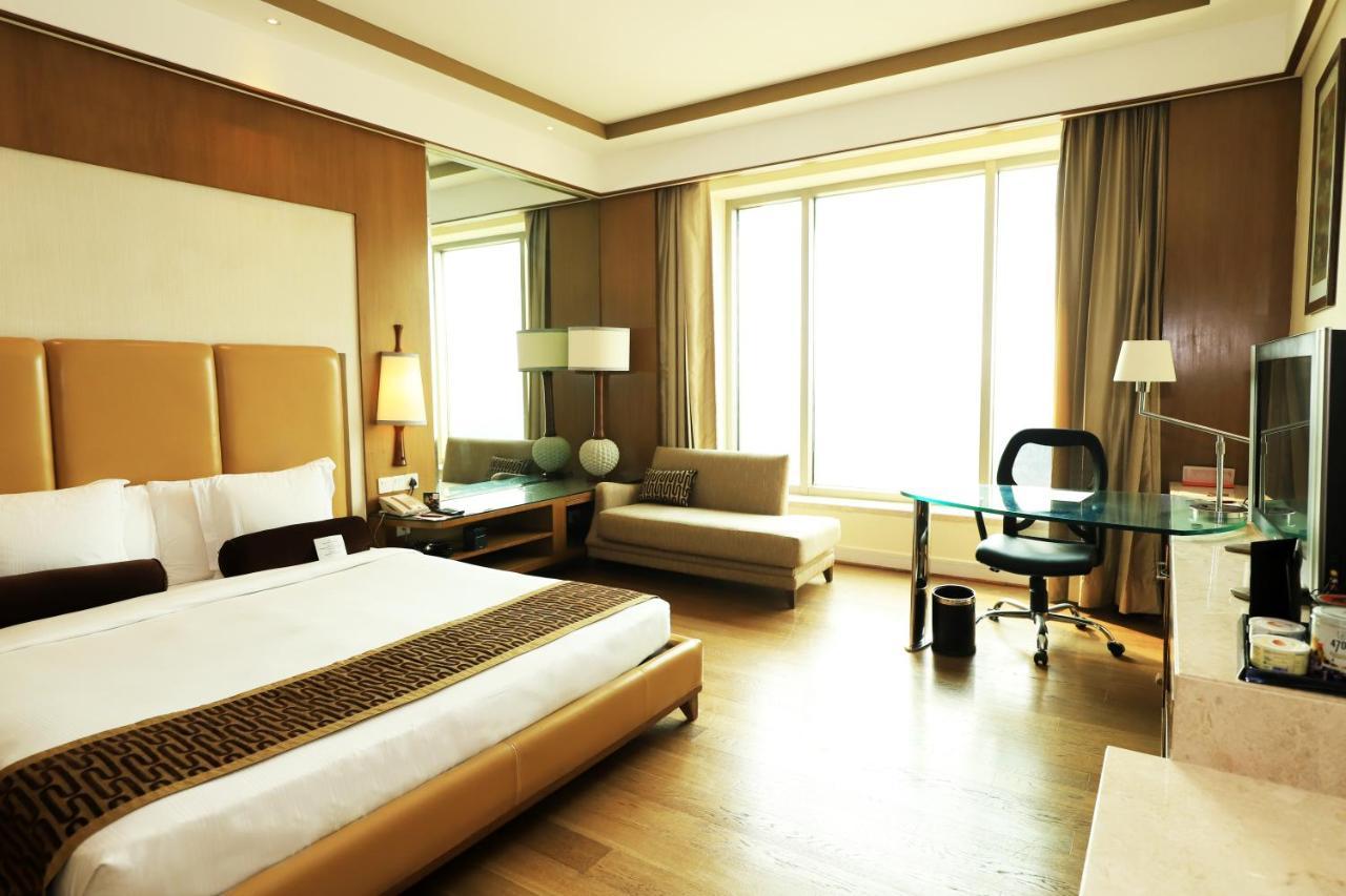 Crowne Plaza New Delhi Okhla By Ihg Nova Deli Exterior foto A room at the Taj Bengal