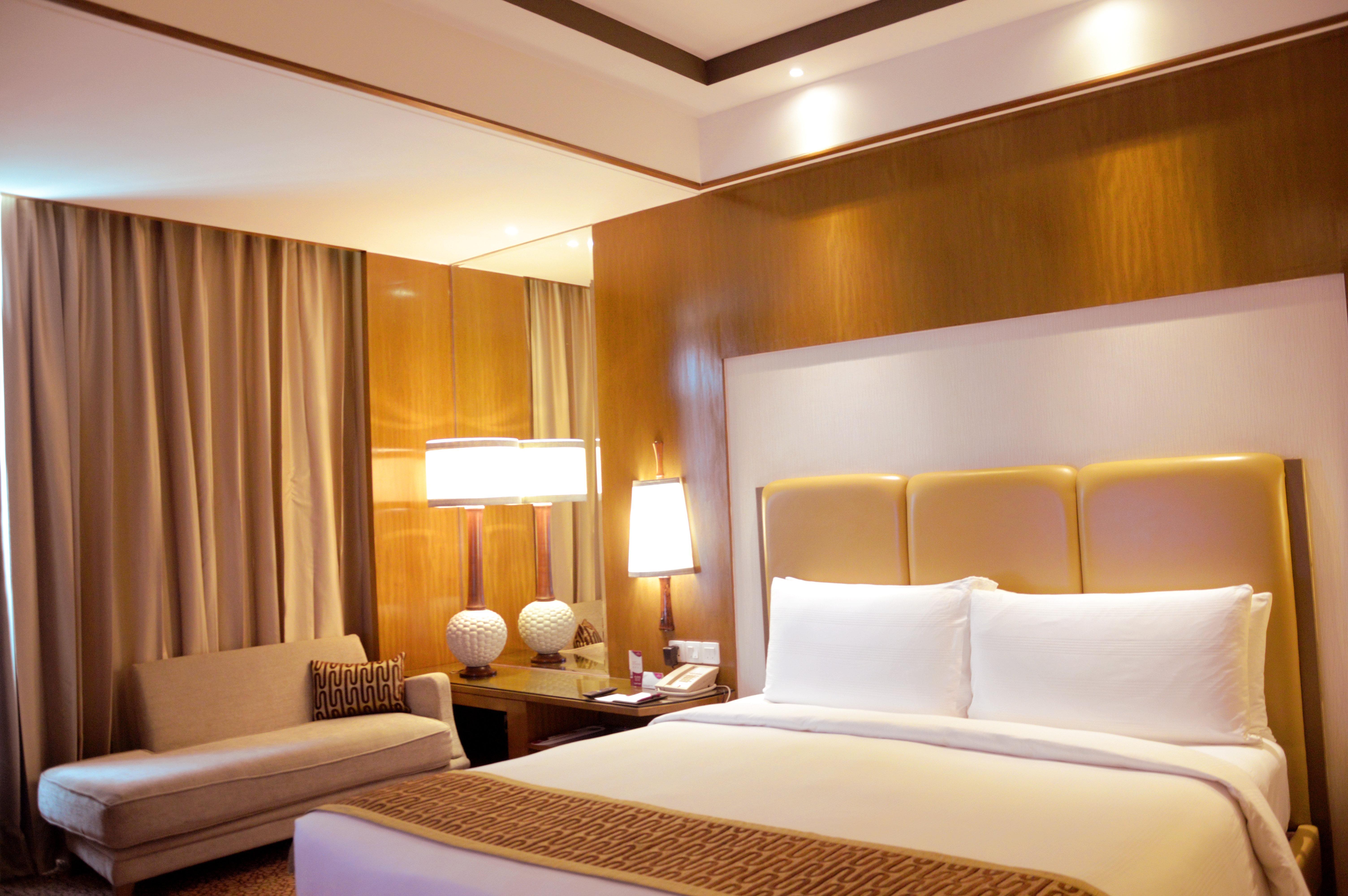 Crowne Plaza New Delhi Okhla By Ihg Nova Deli Exterior foto A bedroom at the hotel