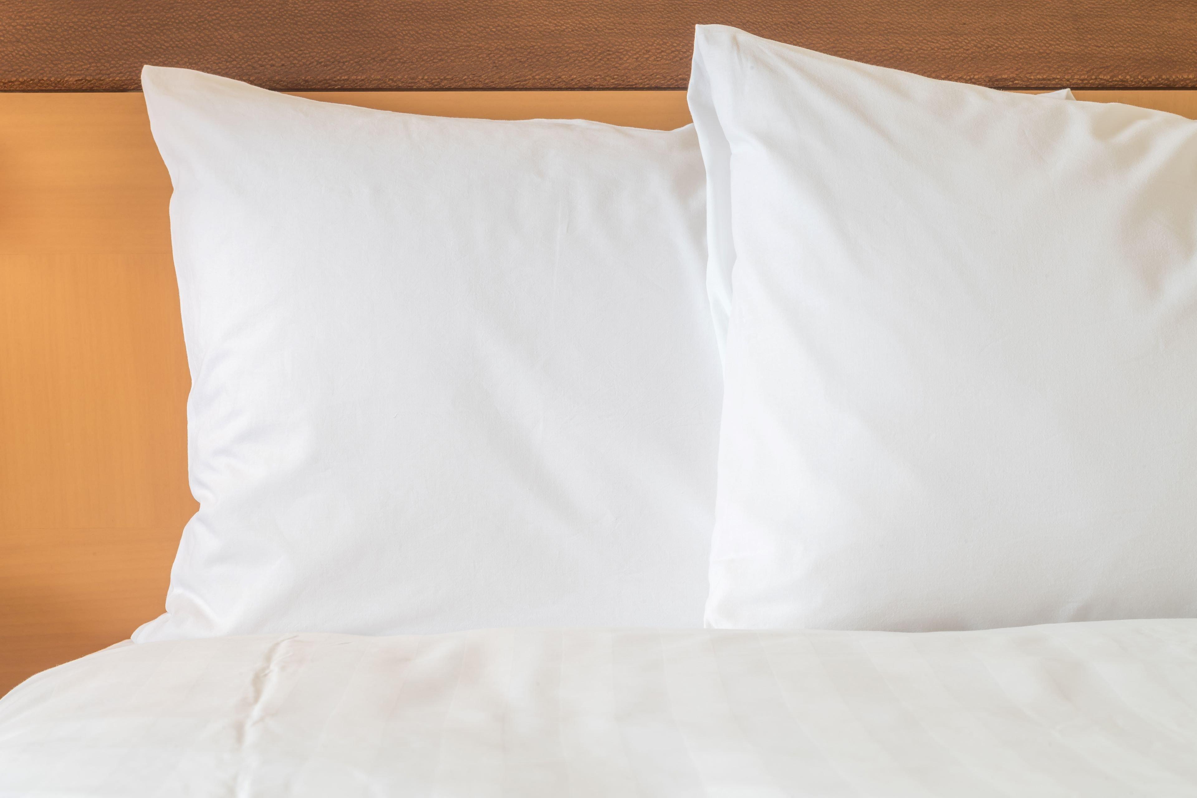 Crowne Plaza New Delhi Okhla By Ihg Nova Deli Exterior foto Two pillows on a bed