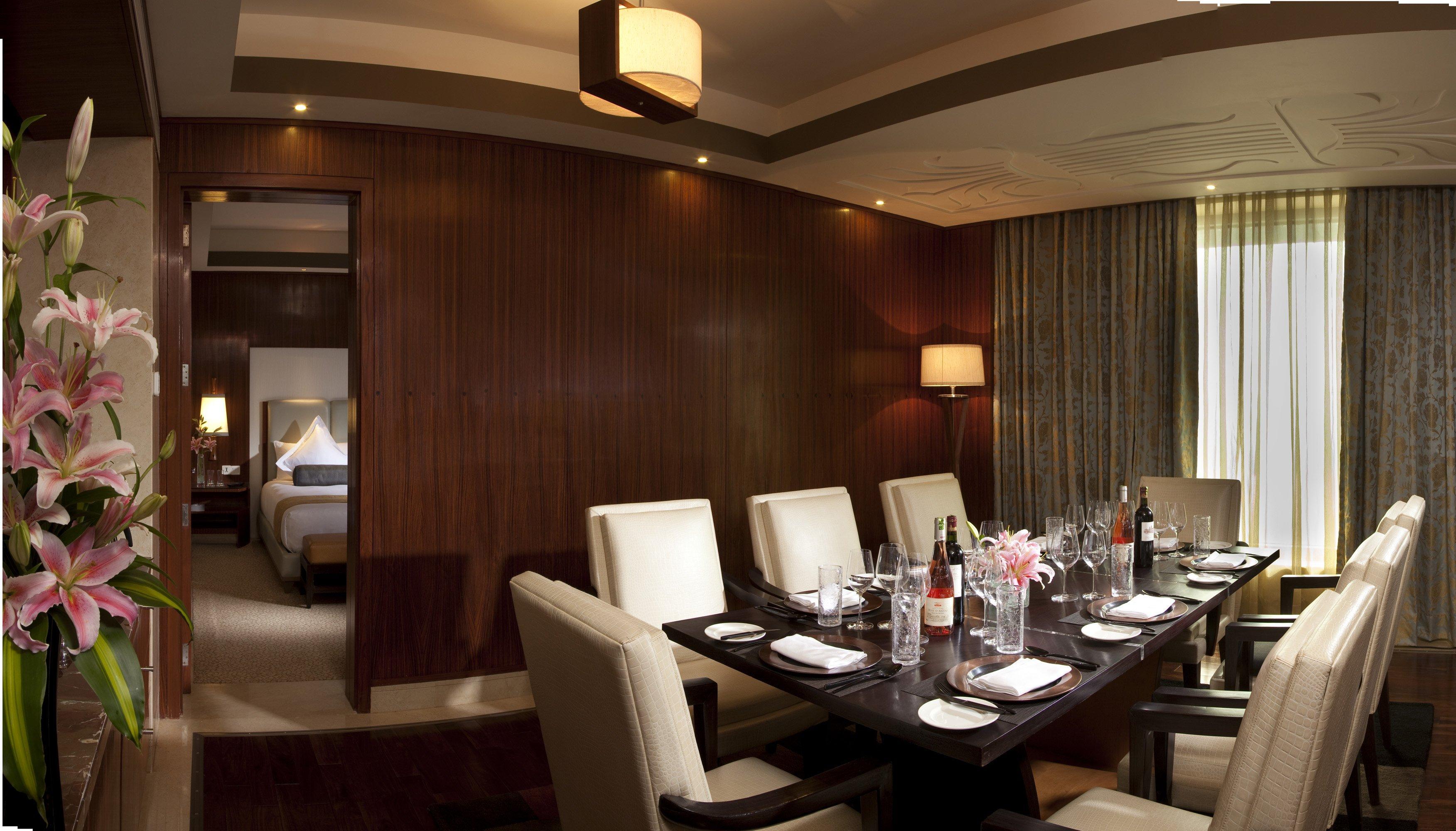 Crowne Plaza New Delhi Okhla By Ihg Nova Deli Exterior foto A private dining room at the Mandarin Oriental, Hong Kong