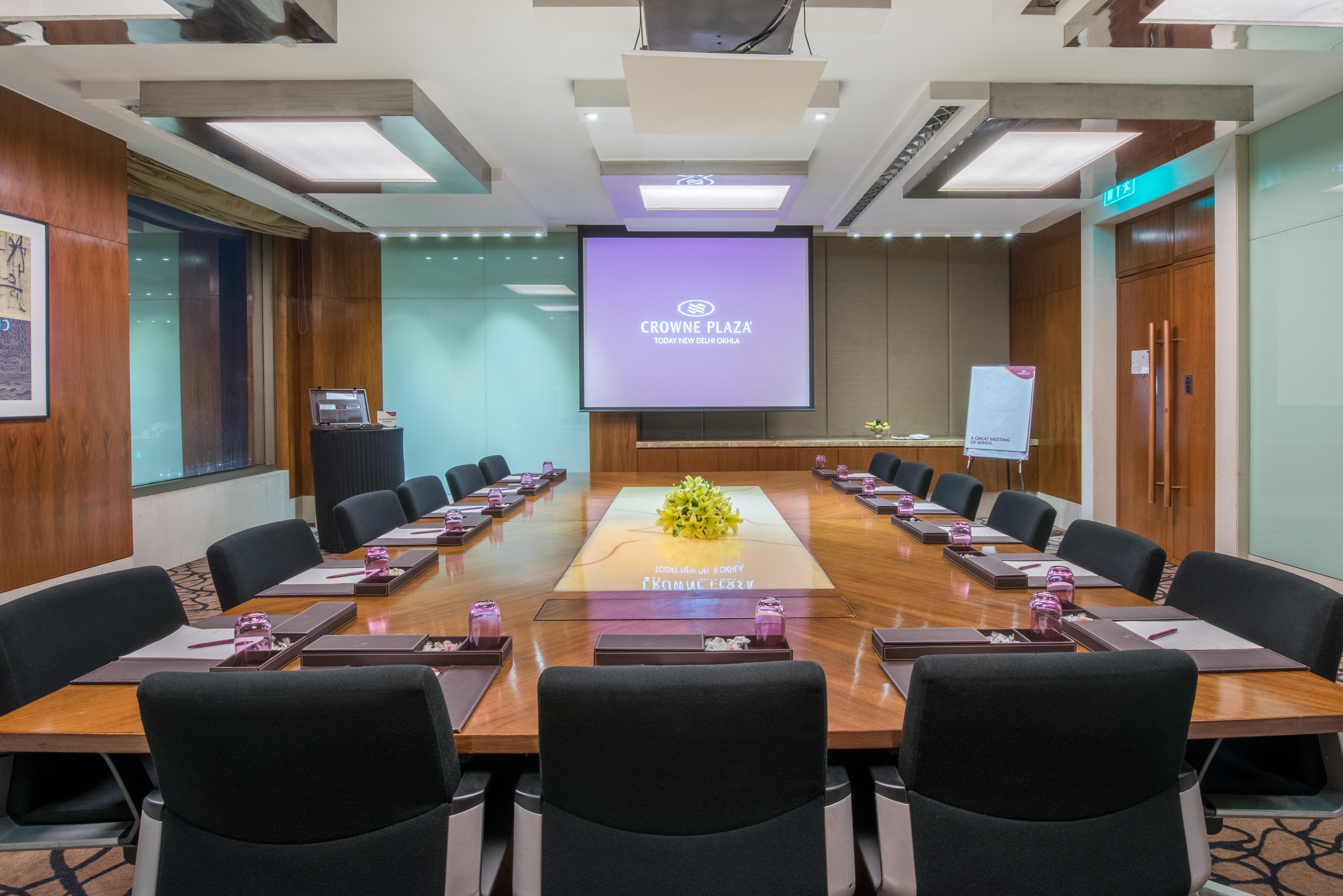 Crowne Plaza New Delhi Okhla By Ihg Nova Deli Exterior foto Meeting room at Crowne Plaza