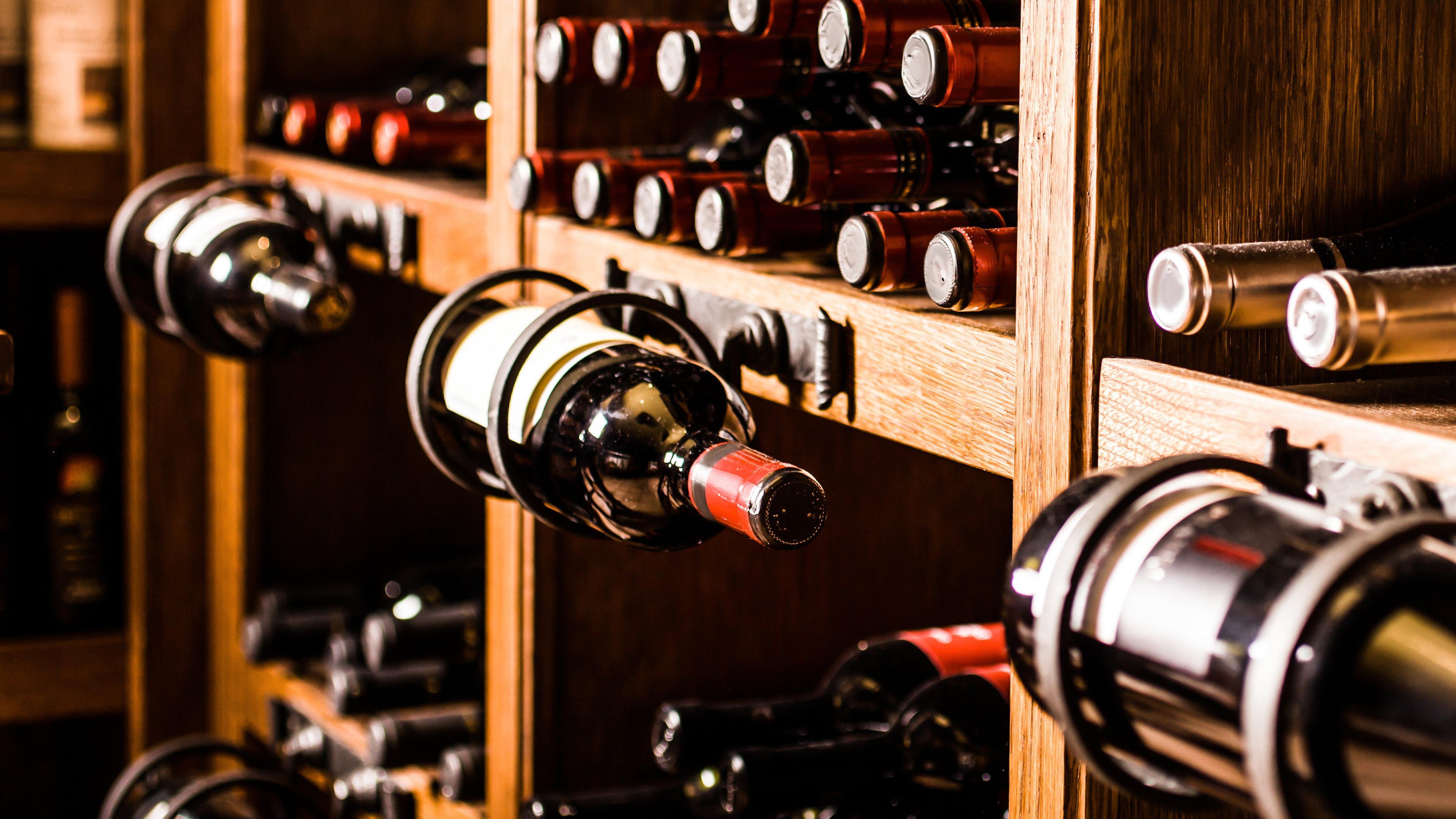 Crowne Plaza New Delhi Okhla By Ihg Nova Deli Exterior foto Wine bottles in a wine rack