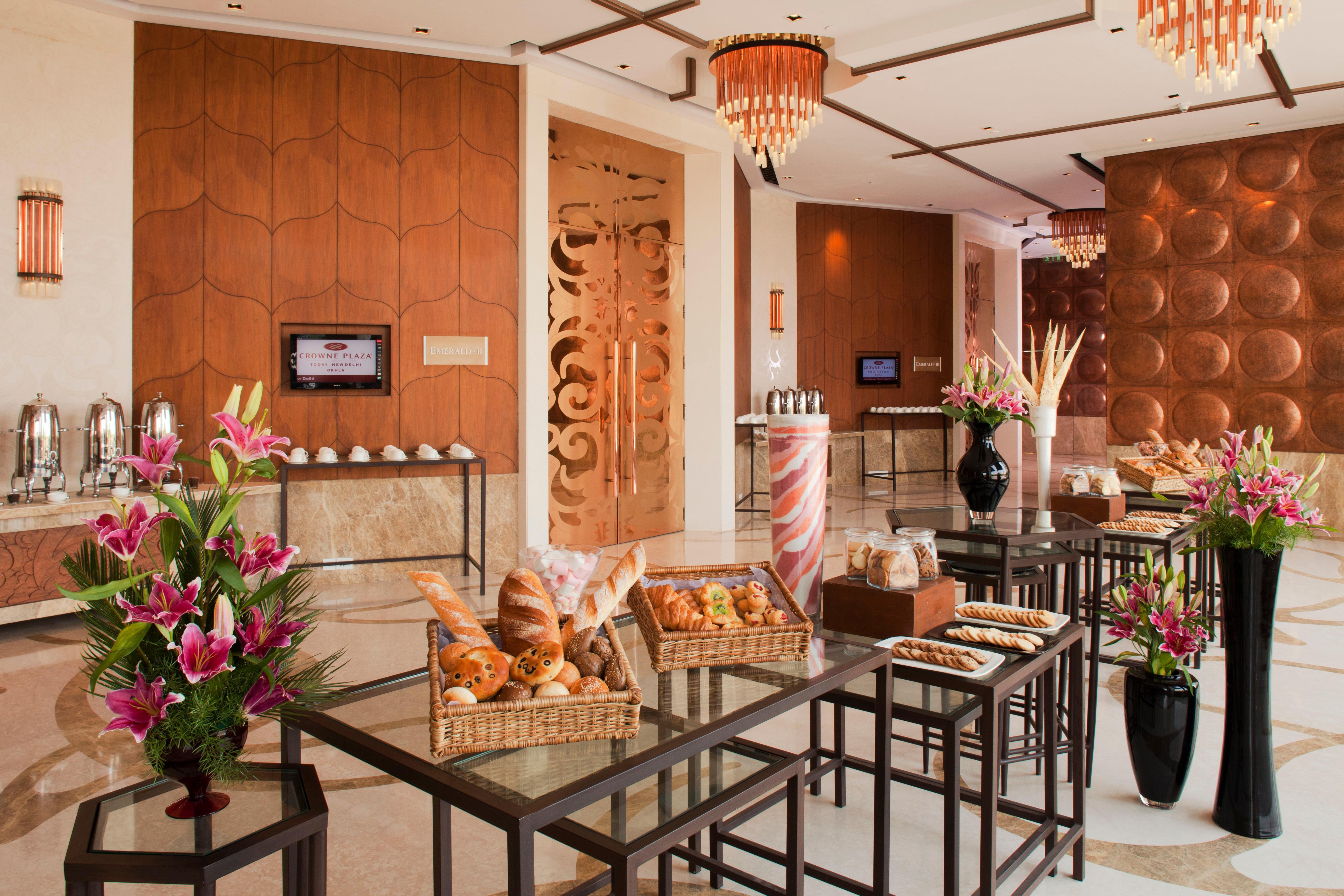 Crowne Plaza New Delhi Okhla By Ihg Nova Deli Interior foto The Club Lounge at the Taj Mahal Palace, Mumbai