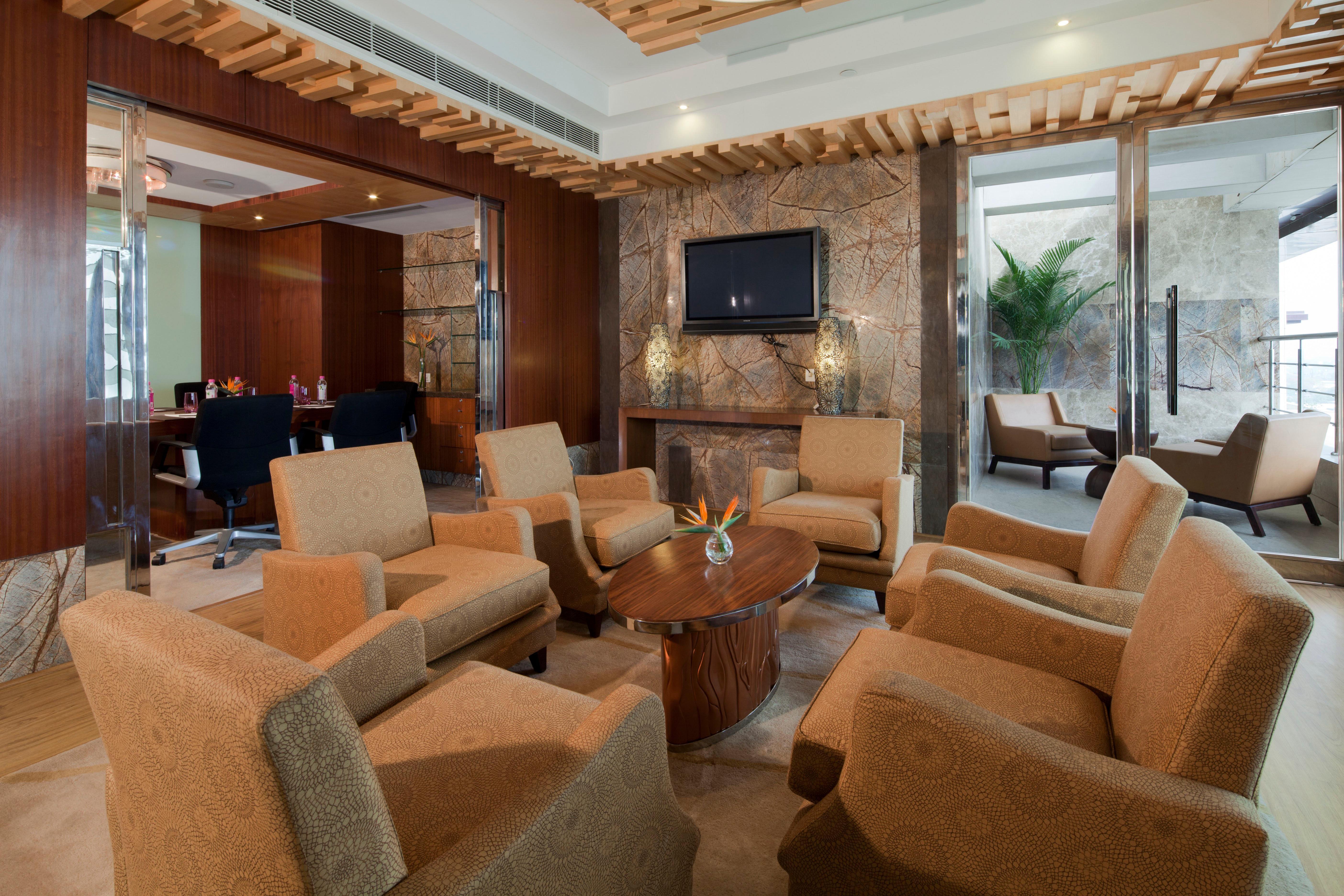 Crowne Plaza New Delhi Okhla By Ihg Nova Deli Exterior foto The lounge at the airport