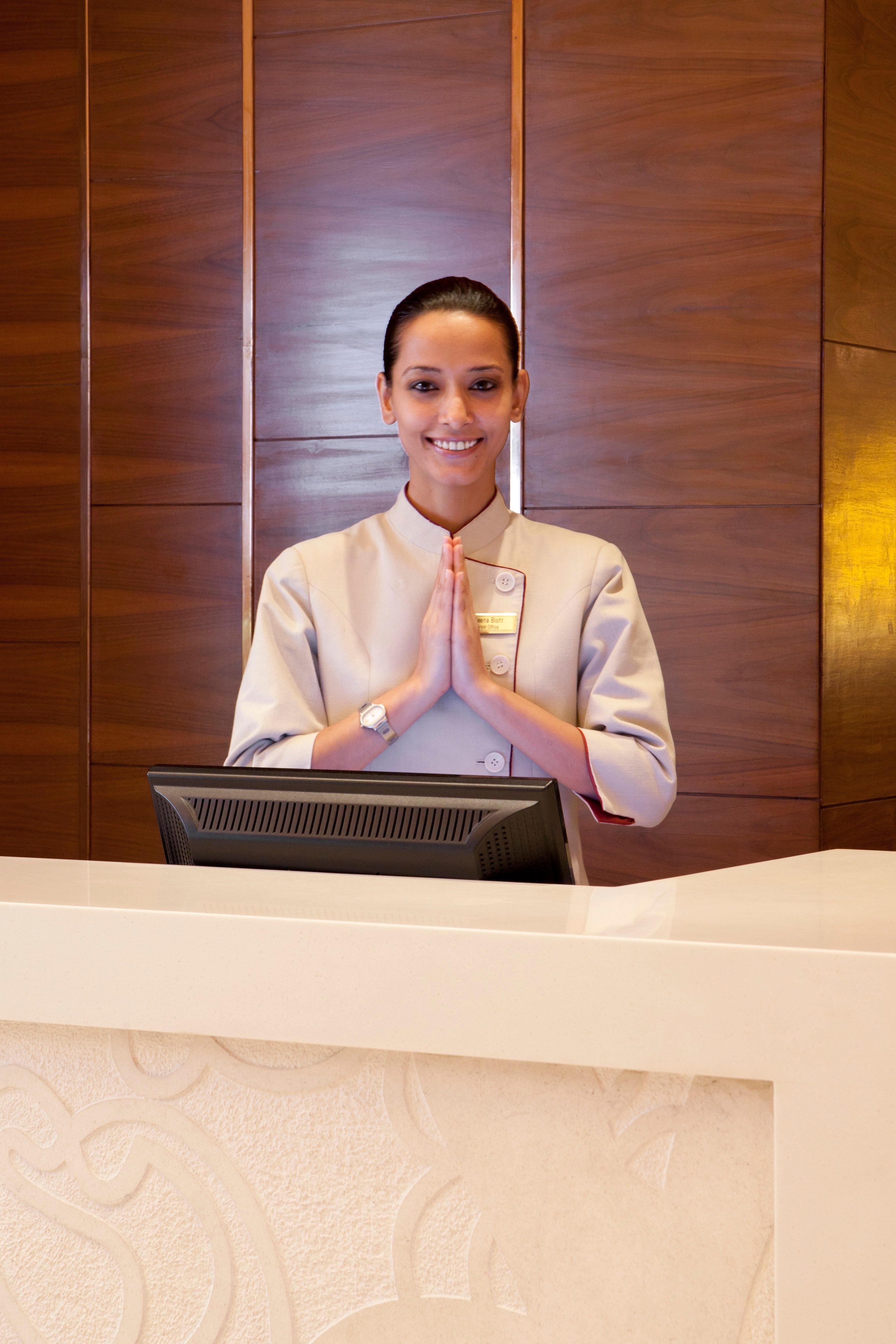 Crowne Plaza New Delhi Okhla By Ihg Nova Deli Exterior foto A hotel receptionist in Thailand
