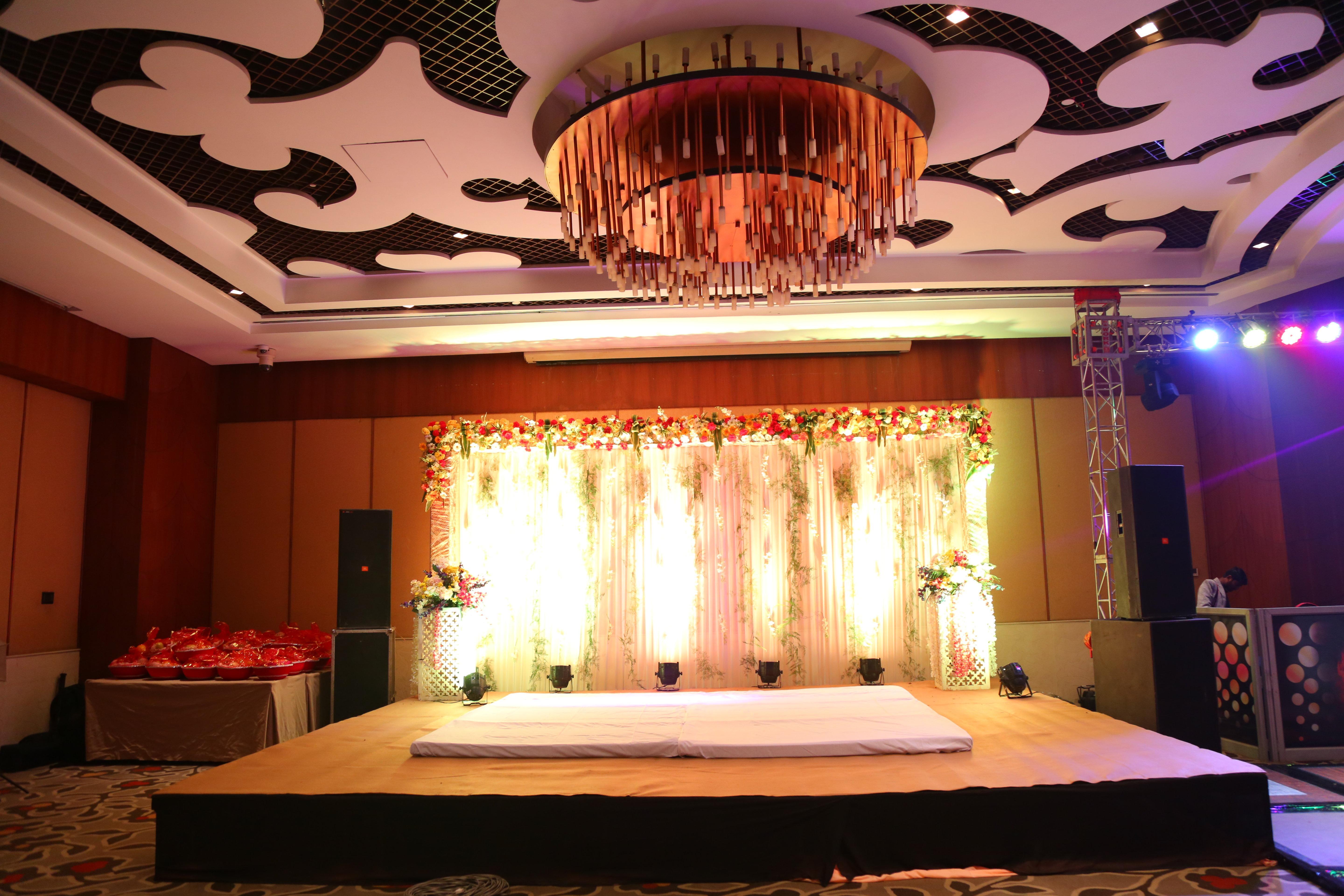 Crowne Plaza New Delhi Okhla By Ihg Nova Deli Exterior foto A wedding reception at a hotel in India