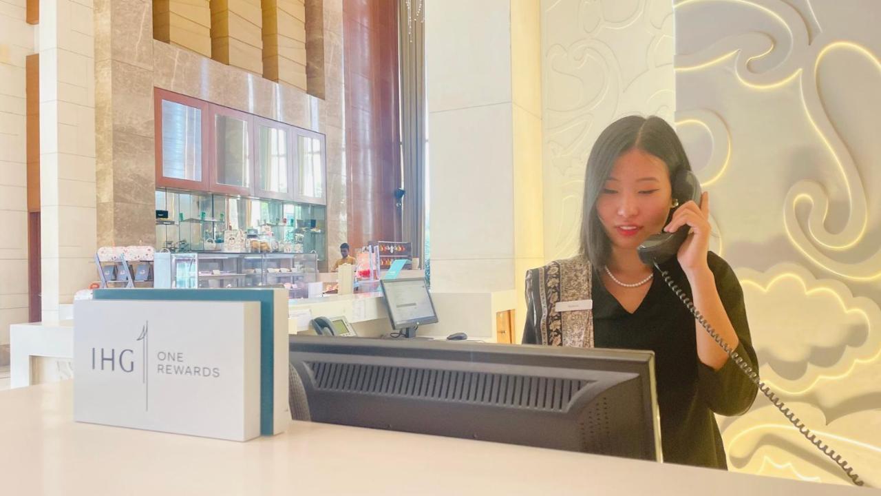 Crowne Plaza New Delhi Okhla By Ihg Nova Deli Exterior foto A receptionist at work