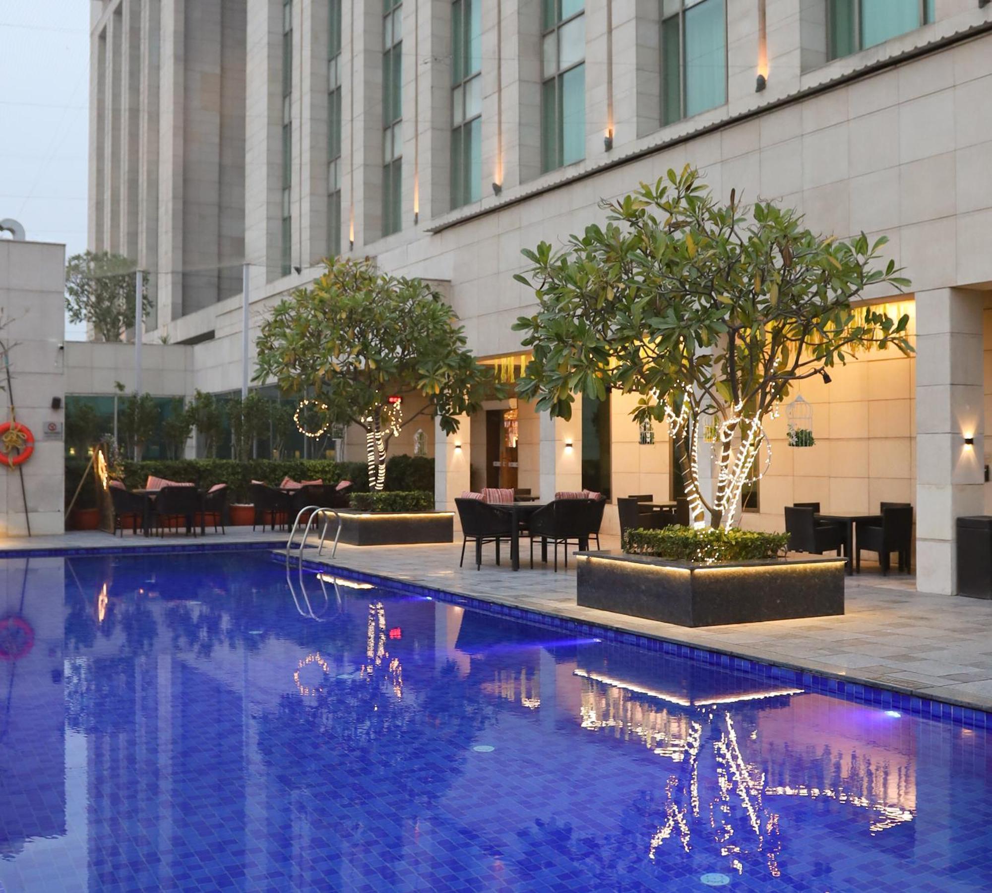 Crowne Plaza New Delhi Okhla By Ihg Nova Deli Exterior foto The pool at the hotel