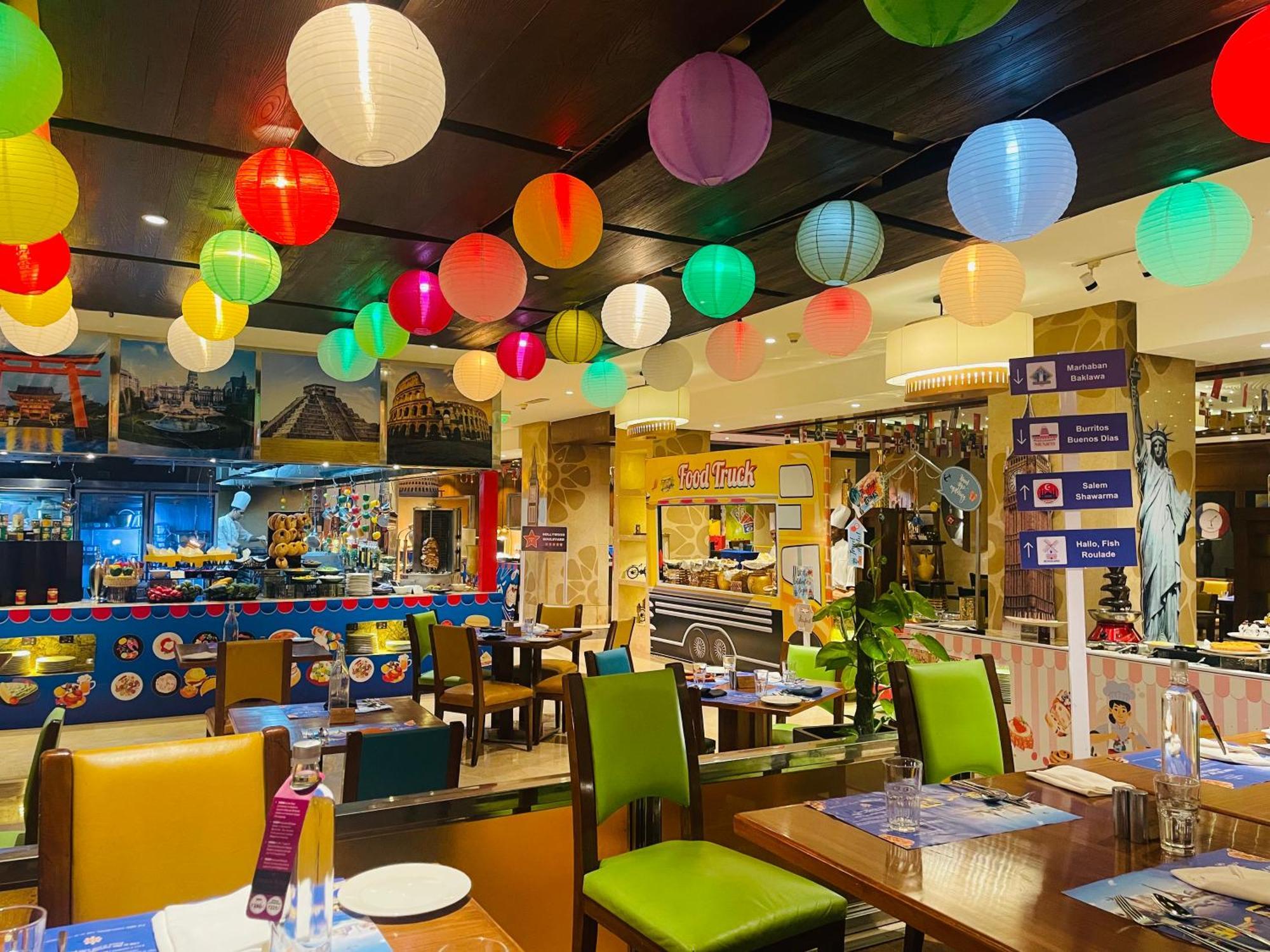 Crowne Plaza New Delhi Okhla By Ihg Nova Deli Exterior foto The interior of the restaurant